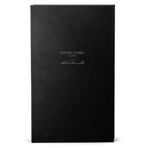 Stilvolles Salatbesteck aus rostfreiem Stahl. Das Set wird in einer schönen dekorativen Geschenkbox in Form eines Buches mit dem Titel "Kitchen Stories" geliefert. Stilvoll in jeder Küche und auf jedem Regal.