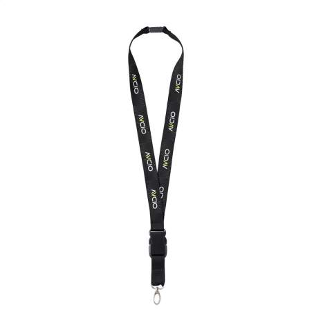 Solide lanyard en polyester tissé. Fournie avec un mousqueton en métal et un attache de sécurité en plastique. La partie inférieure de ce produit peut être détachée grâce à une attache en plastique. Avec un marquage en couleur par sublimation. Fabriqué en Europe.