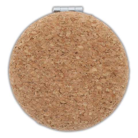 Deze kleine spiegel omringd met kurk is handig om overal mee naar toe te nemen.  Door het kleine formaat neemt de spiegel niet veel ruimte in beslag. Door de kurken materiaal van deze Make-up spiegel raakt deze ook niet beschadigd in je zak of tas.