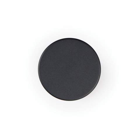 Illuminez votre espace avec la lampe Maris fabriquée en métal durable et en ABS recyclé RCS, cette lampe offre jusqu'à 8 heures d'éclairage. Basculez facilement entre la lumière chaude, la lumière blanche et la lumière blanche chaude avec l'interrupteur tactile, et réglez la luminosité avec un appui long. elle est pratique et facile à recharger. Rechargeable via USB-C, câble inclus. Certifiée par RCS (Recycled Claim Standard), la certification RCS garantit que l'ensemble de la chaîne d'approvisionnement en matériaux recyclés est certifiée. Le contenu recyclé total est basé sur le poids global du produit. Ce produit contient 11 % d'ABS recyclé certifié RCS.