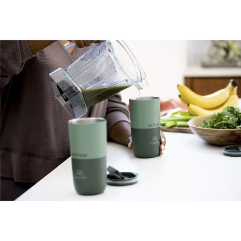 Doppelwandiger, stabiler Tumbler-Thermobecher. Aus der Rise-Kollektion der Marke Klean Kanteen. Ausgestattet mit Climate Lock™ Vakuumisolierung. Dieser hochwertige und handliche Trinkbecher ist aus zertifiziertem, zu 90% recyceltem 18/8-Edelstahl hergestellt. Versehen mit einer stoßfesten Klean Coat® Pulverbeschichtung. Der Flip Lid Deckel verhindert das Verschütten von Flüssigkeiten und der schlanke Rand sorgt für ein angenehmes Trinkgefühl beim Genießen von Kaffee, Tee, Cocktails oder anderen heißen oder kalten Getränken. Dieser Becher hält Getränke bis zu 6 Stunden heiß und 23 Stunden kalt. Einfach zu reinigen. Spülmaschinengeeignet. Um den Aufdruck zu erhalten, wird Waschen von Hand empfohlen. Geschmacks- und geruchsneutral. Frei von BPA, BPDS, Phthalaten, PVC und Schwermetallen. Dieser Becher sieht fantastisch aus. Fassungsvermögen: 473 ml.     Klean Kanteen ist Klimaneutral zertifiziert und Mitglied bei 1% For the Planet und unterstützt damit Umweltorganisationen.