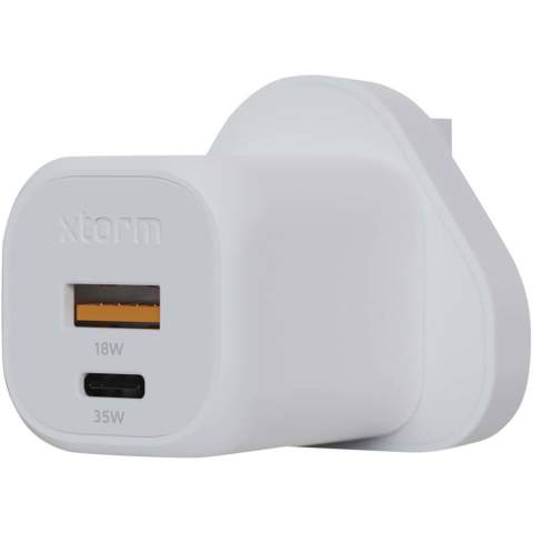 Das 35-W-GaN²-Ultra-Wandladegerät mit UK-Stecker ist kompakter und leistungsstärker als je zuvor. Mit seinem kompakten Design und seiner Dual-Port-Funktionalität ist dieses Wandladegerät perfekt für Ihre Reisen, Ihr Büro oder Ihr Zuhause. Um Abfall zu vermeiden und einen Beitrag zu einer nachhaltigeren Zukunft zu leisten, besteht das Ladegerät zu 97 % aus recyceltem Kunststoff. Output: 1 USB-C 35 W Stromversorgung und 1 USB-A 18 W Schnellladung 3.0. Wird mit einem Benutzerhandbuch geliefert.