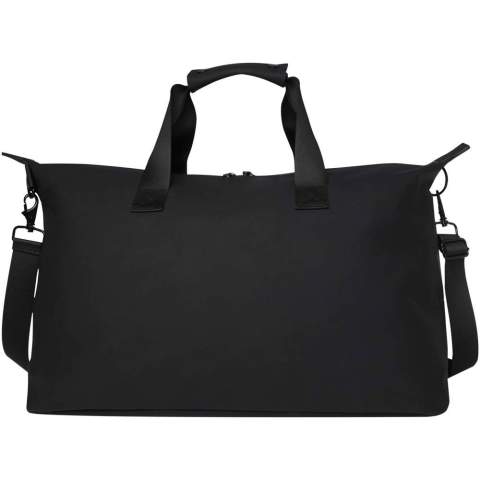 Le sac de voyage Turner est fabriqué à partir de 51 % de plastique recyclé certifié GRS. Sa doublure est fabriquée à partir de 100 % de RPET certifié GRS. Le sac comporte un compartiment matelassé pour ordinateur portable de 15,6 pouces, une sangle interne pour fixer une bouteille d’eau et une poche zippée pour les petits objets. De plus, la sangle au dos permet de l’attacher facilement à un bagage à roulettes, ce qui en fait un compagnon de voyage pratique. Le sac peut être porté à l’aide des deux poignées courtes ou de la bandoulière extensible et amovible, qui peut être ajustée pour un maximum de confort. Capacité : 36 litres.