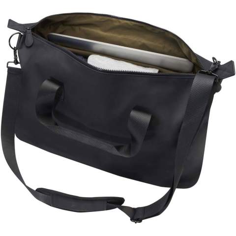 Le sac de voyage Turner est fabriqué à partir de 51 % de plastique recyclé certifié GRS. Sa doublure est fabriquée à partir de 100 % de RPET certifié GRS. Le sac comporte un compartiment matelassé pour ordinateur portable de 15,6 pouces, une sangle interne pour fixer une bouteille d’eau et une poche zippée pour les petits objets. De plus, la sangle au dos permet de l’attacher facilement à un bagage à roulettes, ce qui en fait un compagnon de voyage pratique. Le sac peut être porté à l’aide des deux poignées courtes ou de la bandoulière extensible et amovible, qui peut être ajustée pour un maximum de confort. Capacité : 36 litres.