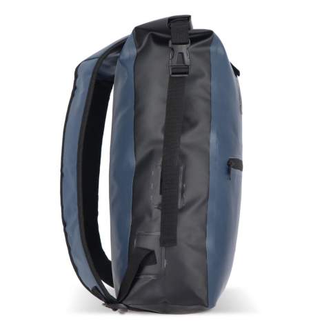 Verstellbarer, wetterfester Rucksack aus robustem Material. Das Rolltop kann auf zwei Arten geschlossen werden, was zusätzliche Flexibilität bietet. Die verschweißten Nähte halten den Inhalt trocken und die Schultergurte sind für den Komfort gepolstert.