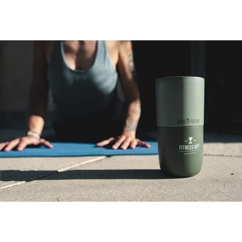 Doppelwandiger, stabiler Tumbler-Thermobecher. Aus der Rise-Kollektion der Marke Klean Kanteen. Ausgestattet mit Climate Lock™ Vakuumisolierung. Dieser hochwertige und handliche Trinkbecher ist aus zertifiziertem, zu 90% recyceltem 18/8-Edelstahl hergestellt. Versehen mit einer stoßfesten Klean Coat® Pulverbeschichtung. Der Flip Lid Deckel verhindert das Verschütten von Flüssigkeiten und der schlanke Rand sorgt für ein angenehmes Trinkgefühl beim Genießen von Kaffee, Tee, Cocktails oder anderen heißen oder kalten Getränken. Dieser Becher hält Getränke bis zu 6 Stunden heiß und 23 Stunden kalt. Einfach zu reinigen. Spülmaschinengeeignet. Um den Aufdruck zu erhalten, wird Waschen von Hand empfohlen. Geschmacks- und geruchsneutral. Frei von BPA, BPDS, Phthalaten, PVC und Schwermetallen. Dieser Becher sieht fantastisch aus. Fassungsvermögen: 473 ml.     Klean Kanteen ist Klimaneutral zertifiziert und Mitglied bei 1% For the Planet und unterstützt damit Umweltorganisationen.