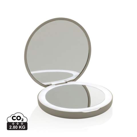 Lumora est un miroir de poche élégant doté d'un éclairage LED intégré. Son mode d'éclairage réglable vous permet d'ajuster la luminosité selon vos préférences, garantissant un éclairage parfait pour l'application ou les retouches de maquillage. Équipé d'un miroir grossissant, Lumora permet une précision détaillée, ce qui en fait le compagnon idéal pour toute routine beauté nomade. Le miroir est équipé d'une batterie rechargeable de 300 mAh, facilement rechargeable via USB-C pour plus de commodité et de fiabilité. Compact mais puissant, il allie portabilité et fonctionnalités haut de gamme. Fabriqué à partir de matériaux recyclés certifiés RCS, notamment du plastique recyclé. La norme RCS (Recycled Claim Standard) permet de vérifier la teneur en matériaux recyclés d'un produit tout au long de la chaîne d'approvisionnement. Contenu recyclé total : 46 % par rapport au poids total de l'article. L'article et ses accessoires sont sans PVC et emballés dans un emballage FSC®.<br /><br />Lightsource: LED<br />PVC free: true
