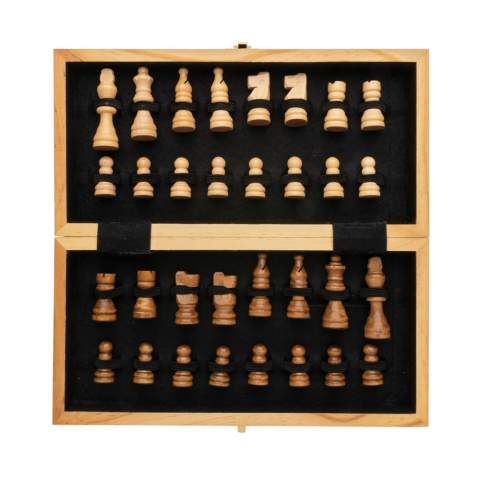 Speel dit geweldige klassieke behendigheids- en strategiespel dat al eeuwenlang miljoenen mensen over de hele wereld heeft gecharmeerd. Het luxe houten schaakspel is gemaakt van grenenhout en bevat 32 schaakstukken die in de doos kunnen worden opgeborgen. Het opvouwbare schaakbord in boekstijl is ideaal voor eenvoudige opslag en transport. Gemaakt van FSC®-gecertificeerd hout. Wordt geleverd in FSC®-gecertificeerde kraft geschenkverpakking.