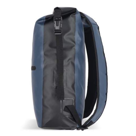Verstellbarer, wetterfester Rucksack aus robustem Material. Das Rolltop kann auf zwei Arten geschlossen werden, was zusätzliche Flexibilität bietet. Die verschweißten Nähte halten den Inhalt trocken und die Schultergurte sind für den Komfort gepolstert.