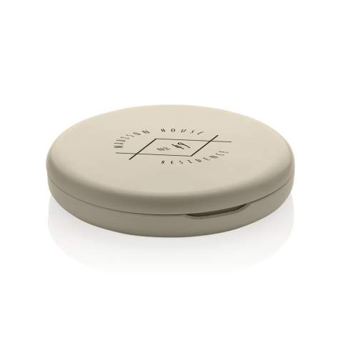 Lumora est un miroir de poche élégant doté d'un éclairage LED intégré. Son mode d'éclairage réglable vous permet d'ajuster la luminosité selon vos préférences, garantissant un éclairage parfait pour l'application ou les retouches de maquillage. Équipé d'un miroir grossissant, Lumora permet une précision détaillée, ce qui en fait le compagnon idéal pour toute routine beauté nomade. Le miroir est équipé d'une batterie rechargeable de 300 mAh, facilement rechargeable via USB-C pour plus de commodité et de fiabilité. Compact mais puissant, il allie portabilité et fonctionnalités haut de gamme. Fabriqué à partir de matériaux recyclés certifiés RCS, notamment du plastique recyclé. La norme RCS (Recycled Claim Standard) permet de vérifier la teneur en matériaux recyclés d'un produit tout au long de la chaîne d'approvisionnement. Contenu recyclé total : 46 % par rapport au poids total de l'article. L'article et ses accessoires sont sans PVC et emballés dans un emballage FSC®.<br /><br />Lightsource: LED<br />PVC free: true