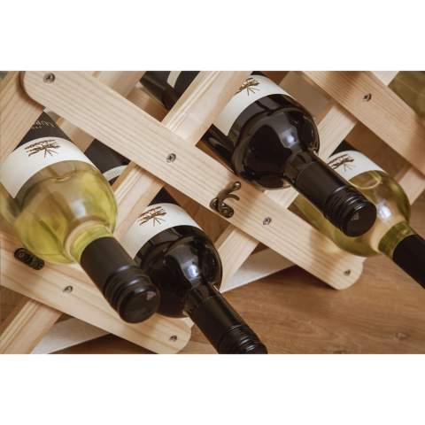 Rackpack Wine Rack : un coffret de vin et un casier à vin en un. Un coffret cadeau pour une bouteille de vin. Lorsqu'il est complètement ouvert, ce produit devient un casier à vin pouvant accueillir six bouteilles de vin. Avec une sangle de transport pratique en coton.  Rackpack : un coffret vin en bois avec une nouvelle seconde vie !  • convient pour une bouteille de vin • lorsqu'il est déplié, convient pour six bouteilles de vin • bois de pin • vin non inclus. Chaque article est fourni dans une boite individuelle en papier kraft marron.