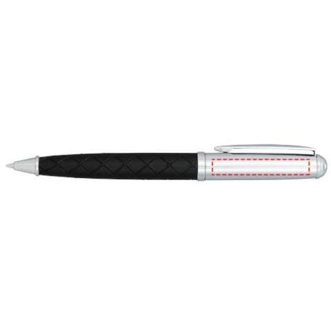 Kugelschreiber in exklusivem Design, das untere Gehäuse ist mit Leder in einem Kreuzlinienmuster umwickelt. Inklusive einer hochwertigen schwarzen Ersatzmine und verpackt in einer „LUXE“-Geschenkschachtel (16 x 4,5 x 2,5 cm).