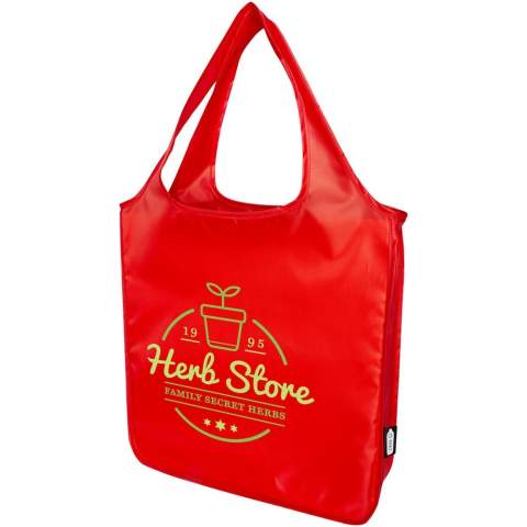 Le grand sac shopping Ash en PET recyclé est une excellente alternative aux sacs en plastique. Il est fabriqué à partir de plastique PET recyclé qui est également certifié GRS, ce qui en fait un choix durable. Le sac résiste à un poids maximal de 10 kg et dispose d'un grand compartiment principal ouvert. Avec ses poignées de 30 cm de long, le sac est facile à transporter sur l'épaule.