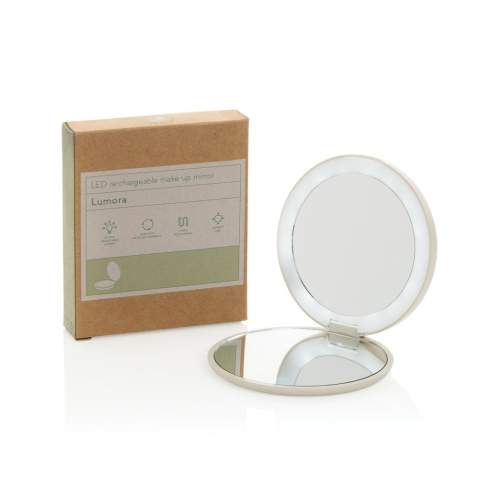 Lumora est un miroir de poche élégant doté d'un éclairage LED intégré. Son mode d'éclairage réglable vous permet d'ajuster la luminosité selon vos préférences, garantissant un éclairage parfait pour l'application ou les retouches de maquillage. Équipé d'un miroir grossissant, Lumora permet une précision détaillée, ce qui en fait le compagnon idéal pour toute routine beauté nomade. Le miroir est équipé d'une batterie rechargeable de 300 mAh, facilement rechargeable via USB-C pour plus de commodité et de fiabilité. Compact mais puissant, il allie portabilité et fonctionnalités haut de gamme. Fabriqué à partir de matériaux recyclés certifiés RCS, notamment du plastique recyclé. La norme RCS (Recycled Claim Standard) permet de vérifier la teneur en matériaux recyclés d'un produit tout au long de la chaîne d'approvisionnement. Contenu recyclé total : 46 % par rapport au poids total de l'article. L'article et ses accessoires sont sans PVC et emballés dans un emballage FSC®.<br /><br />Lightsource: LED<br />PVC free: true