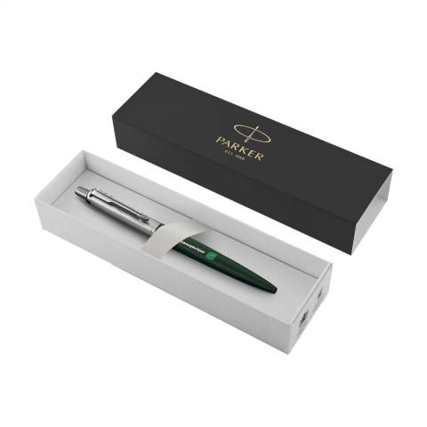 Blau schreibender Kugelschreiber der Marke Parker. Mit Kunststoffhülle. Oberteil, Druckknopf und Pfeilclip bestehen aus Edelstahl. Diese XL-Ausführung bietet alle Merkmale des ikonischen Jotter, ist jedoch größer gestaltet. Länge und Durchmesser sind um 7% erhöht, was ein angenehmes Schreibgefühl für alle bietet, die einen größeren Kugelschreiber bevorzugen. Ausgestattet mit einer Parker-Mine für ein geschmeidiges Schreibgefühl. Ein stilvolles und funktionales Schreibgerät, perfekt für den täglichen Gebrauch. Geliefert in einer Parker-Geschenkbox. Hergestellt in Europa. Verpackt pro Stück.