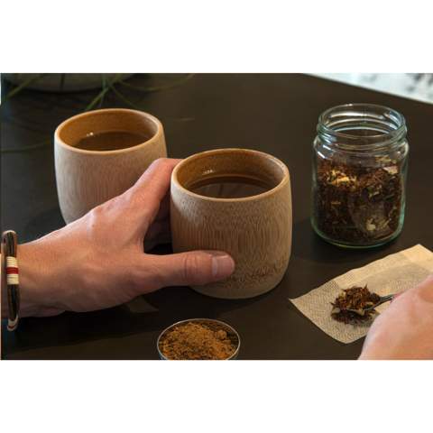 WoW! Wiederverwendbarer Becher aus 100% natürlichem Bambus. Enthält keine zusätzlichen Inhaltsstoffe. Kann für Tee und Kaffee verwendet werden, eignet sich aber auch als Snackschale. Der Becher wird aus einem Bambusstab handgefertigt, das macht jeden Becher zu einem Unikat. Deshalb variiert die Größe und Kapacität (zwischen 170 und 210 ml) pro Becher. 100% lebensmittelecht.  Material: Bambus ist eine schnell wachsende Pflanze mit Holzspezifikationen. Es wächst in 5 Jahren zur Reife, gegenüber 30 - 120 Jahren für Holz. Nach der Ernte einer Bambuspflanze wachsen aus den Wurzeln vier bis sieben neue Pflanzen. Kein Umpflanzen nötig, nur von der Natur möglich gemacht. Bambus ist bekannt für seine harte Oberfläche, was ihn zu einem robusten und langlebigen Material macht.  Der Bamboo Cup besteht zu 100% aus natürlichem Bambus und enthält keine zusätzlichen Zutaten. 100% lebensmittelecht. Nicht spülmaschinengeeignet. Wird einzeln in einem Kraftkarton geliefert.