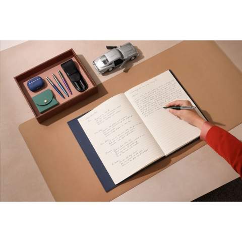 Blau schreibender Kugelschreiber der Marke Parker. Mit Kunststoffhülle. Oberteil, Druckknopf und Pfeilclip bestehen aus Edelstahl. Diese XL-Ausführung bietet alle Merkmale des ikonischen Jotter, ist jedoch größer gestaltet. Länge und Durchmesser sind um 7% erhöht, was ein angenehmes Schreibgefühl für alle bietet, die einen größeren Kugelschreiber bevorzugen. Ausgestattet mit einer Parker-Mine für ein geschmeidiges Schreibgefühl. Ein stilvolles und funktionales Schreibgerät, perfekt für den täglichen Gebrauch. Geliefert in einer Parker-Geschenkbox. Hergestellt in Europa. Verpackt pro Stück.
