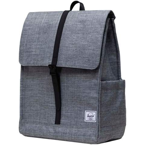 Ce sac à dos épuré est doté de poches pour organiser les outils de travail et d'un profil élégant qui se faufile aisément sur les trottoirs très fréquentés et les métros bondés. Le sac à dos est fabriqué à partir de tissu et de doublure EcoSystem™ 600D, tous deux fabriqués à partir de bouteilles d'eau post-consommation 100 % recyclées. Il est doté d'une pochette flottante rembourrée pouvant accueillir un ordinateur portable de 13''/14'', d'une sangle avec fermeture magnétique et boucle à ardillon en métal, de bretelles rembourrées en EVA, d'une poche avant sur la manche et d'une poche pour bouteille d'eau qui s'agrandit pour s'adapter à différentes tailles. Capacité : 16 litres.