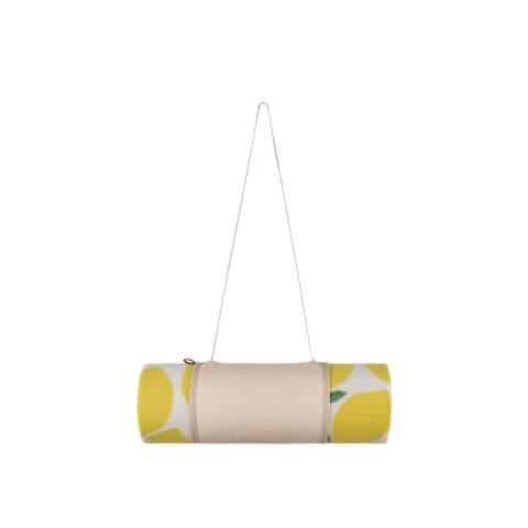 Améliorez vos aventures en plein air avec cette couverture de pique-nique en PET recyclé certifiée GRS. Elle est composée d'une surface molletonnée douce avec un motif citron vivant et d'un support PEVA hydrofuge pratique. Grâce à son rabat en toile de coton et à sa longue poignée, la couverture est facile à plier et à transporter. Elle est parfaite pour la plage ou le parc. Certifiée par GRS (Global Recycled Standard), la certification GRS garantit que l'ensemble de la chaîne d'approvisionnement des matériaux recyclés est certifiée. Le contenu recyclé total est basé sur le poids total du produit. Ce produit contient 51 % de PET recyclé certifié GRS.