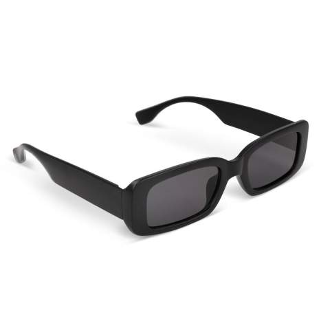Adoptez un style durable avec nos lunettes de soleil tendance. Fabriquées en PC 100 % recyclé. Le polycarbonate (PC) est hautement durable. C'est un plastique dur qui a une longue durée de vie. Il peut également être chauffé, puis remodelé et réutilisé, ce qui le rend recyclable.