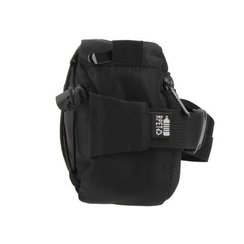 Maak kennis met onze eco-bewustzijn crossbodytas! Dit stijlvolle accessoire van RPET heeft een verstelbare riem, waardoor het veelzijdig en duurzaam is. Hij is perfect voor onderweg en combineert moeiteloos mode en eco-bewustzijn.
