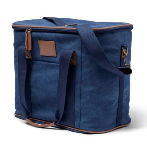 Large sturdy canvas cooler bag (27 litres) from Orrefors Hunting. The outside is made of a durable canvas fabric and the bag has sturdy handles and an adjustable shoulder strap, which can be easily detached. Orrefors Hunting cooler bags have solid insulation and distinguish themselves as solid and sturdy quality products that you can use anywhere and anytime, designed for people who like to be outdoors and in nature.