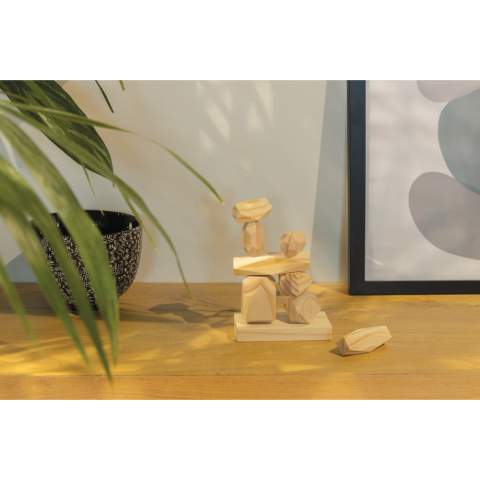 Pierres d'équilibre en bois de pin Ukiyo. Gérer la gravité et créez un magnifique centre de table pour votre intérieur. Fabriquées en bois de pin de qualité, elles sont emballées dans une pochette en polyester recyclé certifiée GRS. Le grain naturel du bois ajoute une touche unique et rustique à tout espace.