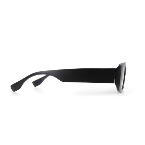 Adoptez un style durable avec nos lunettes de soleil tendance. Fabriquées en PC 100 % recyclé. Le polycarbonate (PC) est hautement durable. C'est un plastique dur qui a une longue durée de vie. Il peut également être chauffé, puis remodelé et réutilisé, ce qui le rend recyclable.