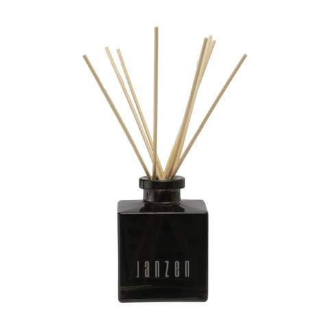 Geurstokjes van het merk Janzen, in de geur Skin 90. Via de speciale houten stokjes krijgt je favoriete parfum de kans zich te verspreiden door het huis. Geschikt voor elke gewenste kamer: van slaapkamer tot toilet, van kantoor tot keuken. Bepaal met het aantal stokjes zelf de geurintensiteit. Opgewekt en vrolijk, dat is Skin 90. De kersenbloesem heeft in Japan een haast heilige status. Met haar lichtroze blaadjes en aangename geur is de boom een waar feest voor de zintuigen. Het subtiele van de kersenbloesem wordt in dit parfum afgewisseld met het frisse van de lelie en het krachtige van de tonkaboon. Dit flacon van glas is gevuld met 200 ml parfumolie en wordt geleverd inclusief  stokjes. Per set in een geschenkdoos. Per set in doos.