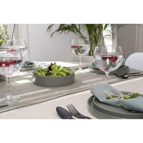 Modernes und zeitloses Cocktail-Gin-Glas. Genießen Sie gemeinsame Moment und lassen Sie sich von diesem Glas in Gastronomie-Qualität verzaubern. Ideal für Partys oder für einen entspannten Drink unter der Woche. Dieses Glas ist robust, aber dennoch äußerst transparent. Fassungsvermögen 700 ml. Hergestellt in Europa.