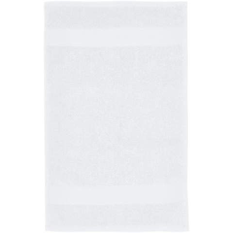 Hochwertiges und nachhaltiges  450 g/m² Handtuch, das sich herrlich dick, seidig und superweich auf der Haut anfühlt. Es ist von OEKO-TEX® nach STANDARD 100 zertifiziert, was garantiert, dass das Textilprodukt in nachhaltigen Verfahren unter umweltfreundlichen und sozial verantwortlichen Arbeitsbedingungen hergestellt wurde und frei von schädlichen Chemikalien oder synthetischen Materialien ist. Erhältlich in einer Vielzahl schöner Farben, die jedes Heim- oder Hotelbad verschönern. Das Handtuch wird mit einem wasserlosen Färbeverfahren gefärbt, das den Bedarf an Süßwasser reduziert und die großen Mengen an verschmutztem Wasser vermeidet, die für wasserbasierte Färbeverfahren typisch sind. Maße: 30 x 50 cm. Hergestellt in Europa. 