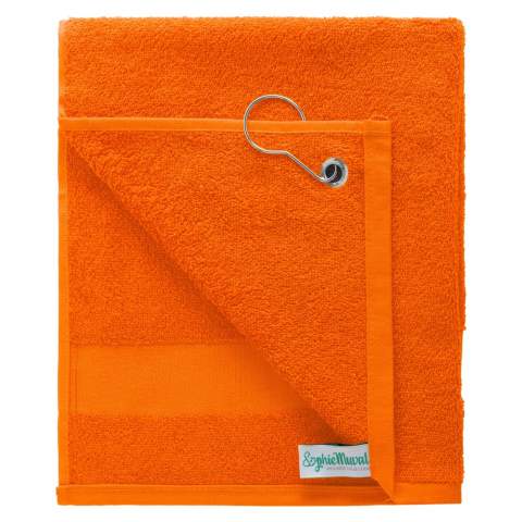 Deze handige Sophie Muval golfhanddoek met clip is te voorzien van een borduring of zeefdruk. De handdoek heeft een band 55x30cm en een grammage van 450 gr/m2.  