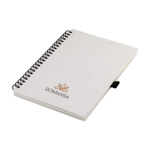 WoW! Carnet de notes A5 avec couverture en briques de lait recyclées (jusqu'à 70%). Avec environ 70 feuilles / 140 pages de papier ligné de couleur crème (80 g/m²) et un porte-stylo pratique. Reliure solide en spirale.  Les cartons de lait sont composés d'aluminium, de papier et de plastique. Ces matériaux sont séparés les uns des autres et le papier restant est utilisé pour fabriquer la couverture de ce carnet. En raison de l'utilisation de matériaux recyclés, petites imperfections dans le matériau peuvent être visibles. Cela confère au produit un aspect unique.
