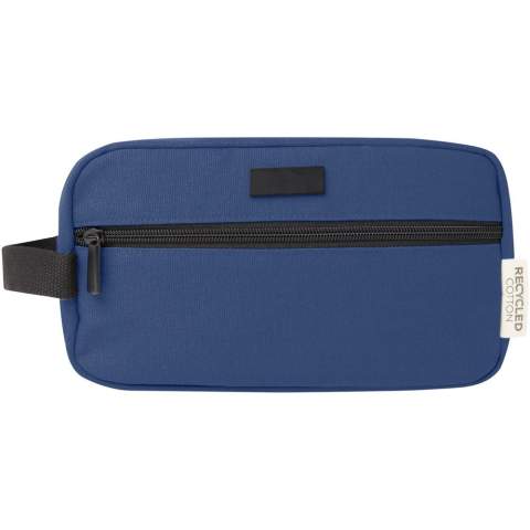 Kosmetiktasche aus GRS-zertifiziertem, recyceltem Canvas und GRS-zertifiziertem RPET-Futter. Ausgestattet mit einer Fronttasche mit Reißverschluss und einem Hauptfach mit Reißverschluss und Organizer sowie einem bequemen Tragegurt. Die dekorative matte Metallplatte wird Ihr Logo gekonnt in Szene setzen. Kapazität: 3,5 Liter.