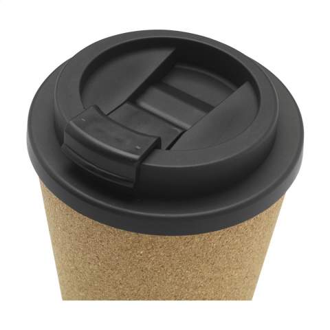 WoW! Natuurlijke en herbruikbare koffie to-go beker. De buitenkant van de mok is gemaakt van kurk, dat zowel biologisch afbreekbaar als hernieuwbaar is. De binnenkant van de mok is gemaakt van een composteerbaar materiaal genaamd polylactide (PLA). De twee zijn samengesmolten met behulp van een gepatenteerde techniek (waarbij geen lijm wordt gebruikt) om een dubbele wand te creëren die niet alleen duurzaam is, maar ook je drankje urenlang warm houdt. De perfecte combinatie van design, functionaliteit en duurzaamheid. Inhoud 350 ml.  Over PLA  Polylactide, of polymelkzuur (PLA) is een thermoplastisch alifatisch polyester afkomstig van hernieuwbare bronnen. Wat betekent dat? Het betekent dat PLA een biologisch afbreekbaar materiaal is, gemaakt van maïszetmeel dat door planten wordt geproduceerd - natuurlijk en hernieuwbaar. Melkzuur wordt geproduceerd door de fermentatie van dat maïszetmeel, waardoor de vezels ontstaan die worden gebruikt om PLA te maken. Dit milieuvriendelijke proces zet natuurlijke hulpbronnen om in het ideale duurzame materiaal. Per stuk in kraft doos.