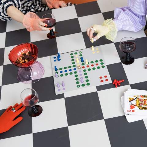 Das Spiel, das jeder spielen kann und das jeder liebt. Ein klassisches Ludo aus FSC-Holz in den charakteristischen Farben von ByOn. Ein wenig anders gestaltet, um noch mehr Spaß zu haben, sowohl beim Spielen als auch, wenn das Spiel nicht in Gebrauch ist. Deshalb sollte es sich in Ihre Umgebung einfügen (oder auffallen) können.