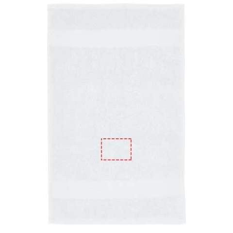 Hochwertiges und nachhaltiges  450 g/m² Handtuch, das sich herrlich dick, seidig und superweich auf der Haut anfühlt. Es ist von OEKO-TEX® nach STANDARD 100 zertifiziert, was garantiert, dass das Textilprodukt in nachhaltigen Verfahren unter umweltfreundlichen und sozial verantwortlichen Arbeitsbedingungen hergestellt wurde und frei von schädlichen Chemikalien oder synthetischen Materialien ist. Erhältlich in einer Vielzahl schöner Farben, die jedes Heim- oder Hotelbad verschönern. Das Handtuch wird mit einem wasserlosen Färbeverfahren gefärbt, das den Bedarf an Süßwasser reduziert und die großen Mengen an verschmutztem Wasser vermeidet, die für wasserbasierte Färbeverfahren typisch sind. Maße: 30 x 50 cm. Hergestellt in Europa. 