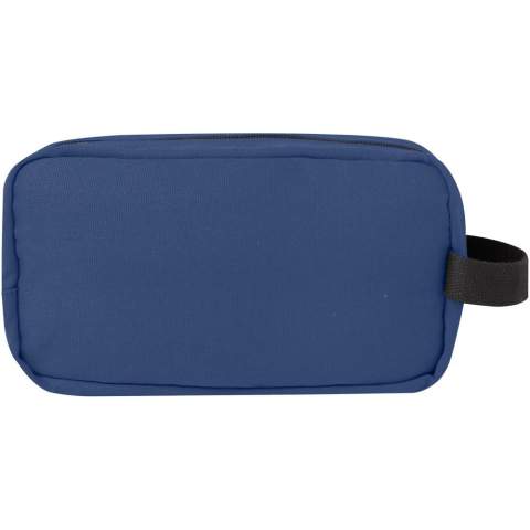 Kosmetiktasche aus GRS-zertifiziertem, recyceltem Canvas und GRS-zertifiziertem RPET-Futter. Ausgestattet mit einer Fronttasche mit Reißverschluss und einem Hauptfach mit Reißverschluss und Organizer sowie einem bequemen Tragegurt. Die dekorative matte Metallplatte wird Ihr Logo gekonnt in Szene setzen. Kapazität: 3,5 Liter.