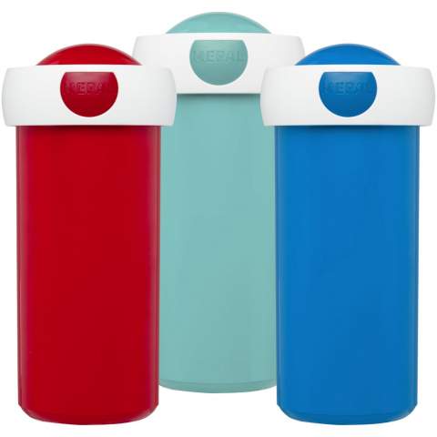 Trinkbecher mit Dichtring im Deckel, der einen auslaufsicheren Verschluss gewährleistet. Leicht zu öffnen und zu schließen. Das Fassungsvermögen beträgt 300 ml. Spülmaschinenfest. BPA frei. 2 Jahre Mepal Garantie.