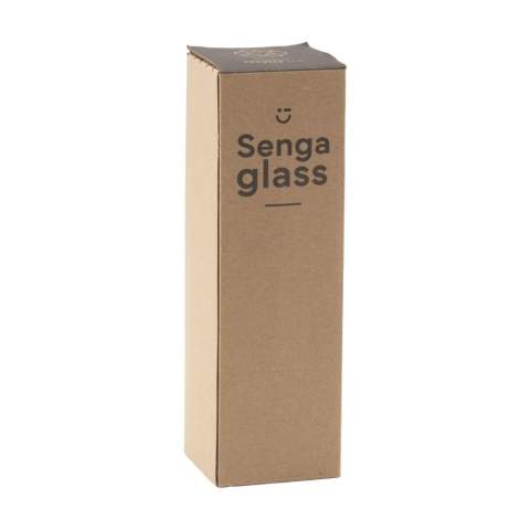 Schlanke, auslaufsichere Wasserflasche aus Kalknatronglas mit Edelstahl-Schraubverschluss. Mit Neoprenhülle zum bequemen Tragen der Flasche. Die Glasflasche ist mit Ausnahme des Schraubverschlusses spülmaschinenfest. Fassungsvermögen 500 ml. Wird einzeln in einem Kraftkarton geliefert.