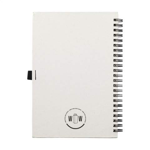 WoW! Carnet de notes A5 avec couverture en briques de lait recyclées (jusqu'à 70%). Avec environ 70 feuilles / 140 pages de papier ligné de couleur crème (80 g/m²) et un porte-stylo pratique. Reliure solide en spirale.  Les cartons de lait sont composés d'aluminium, de papier et de plastique. Ces matériaux sont séparés les uns des autres et le papier restant est utilisé pour fabriquer la couverture de ce carnet. En raison de l'utilisation de matériaux recyclés, petites imperfections dans le matériau peuvent être visibles. Cela confère au produit un aspect unique.