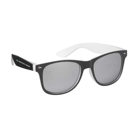 Striking sunglasses with mirrored lenses. Two colour come together in the frame, The colour of the glass matches perfectly with the colour in the frame. With UV 400 protection (according to European standards).