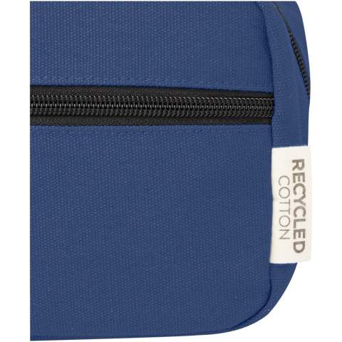 Kosmetiktasche aus GRS-zertifiziertem, recyceltem Canvas und GRS-zertifiziertem RPET-Futter. Ausgestattet mit einer Fronttasche mit Reißverschluss und einem Hauptfach mit Reißverschluss und Organizer sowie einem bequemen Tragegurt. Die dekorative matte Metallplatte wird Ihr Logo gekonnt in Szene setzen. Kapazität: 3,5 Liter.