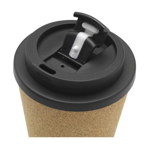 WoW! Natuurlijke en herbruikbare koffie to-go beker. De buitenkant van de mok is gemaakt van kurk, dat zowel biologisch afbreekbaar als hernieuwbaar is. De binnenkant van de mok is gemaakt van een composteerbaar materiaal genaamd polylactide (PLA). De twee zijn samengesmolten met behulp van een gepatenteerde techniek (waarbij geen lijm wordt gebruikt) om een dubbele wand te creëren die niet alleen duurzaam is, maar ook je drankje urenlang warm houdt. De perfecte combinatie van design, functionaliteit en duurzaamheid. Inhoud 350 ml.  Over PLA  Polylactide, of polymelkzuur (PLA) is een thermoplastisch alifatisch polyester afkomstig van hernieuwbare bronnen. Wat betekent dat? Het betekent dat PLA een biologisch afbreekbaar materiaal is, gemaakt van maïszetmeel dat door planten wordt geproduceerd - natuurlijk en hernieuwbaar. Melkzuur wordt geproduceerd door de fermentatie van dat maïszetmeel, waardoor de vezels ontstaan die worden gebruikt om PLA te maken. Dit milieuvriendelijke proces zet natuurlijke hulpbronnen om in het ideale duurzame materiaal. Per stuk in kraft doos.