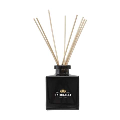 Geurstokjes van het merk Janzen, in de geur Skin 90. Via de speciale houten stokjes krijgt je favoriete parfum de kans zich te verspreiden door het huis. Geschikt voor elke gewenste kamer: van slaapkamer tot toilet, van kantoor tot keuken. Bepaal met het aantal stokjes zelf de geurintensiteit. Opgewekt en vrolijk, dat is Skin 90. De kersenbloesem heeft in Japan een haast heilige status. Met haar lichtroze blaadjes en aangename geur is de boom een waar feest voor de zintuigen. Het subtiele van de kersenbloesem wordt in dit parfum afgewisseld met het frisse van de lelie en het krachtige van de tonkaboon. Dit flacon van glas is gevuld met 200 ml parfumolie en wordt geleverd inclusief  stokjes. Per set in een geschenkdoos. Per set in doos.