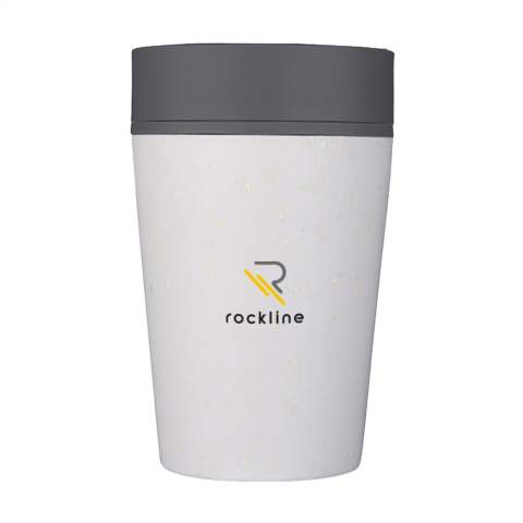 Doppelwandiger, wiederverwendbarer Kaffeebecher-to-go mit Deckel von Circular&Co.  Die äußere Isolierschicht dieses Bechers wird aus gebrauchten, recycelten Einweg-Kaffeebechern aus Papier hergestellt. Mit Innenwand und Deckel aus PP. 100% auslaufsicher. Die isolierende Wirkung hält Ihr Heißgetränk länger heiß und Ihr Kaltgetränk länger kalt. Der Deckel ist mit der patentierten 360-Grad-Technologie ausgestattet, die es Ihnen ermöglicht, aus jedem Winkel zu nippen. Der Kaffeebecher lässt sich mit einer Hand und einem Klick öffnen und schließen. Ideal für unterwegs. Spülmaschinengeeignet. Um den Aufdruck zu erhalten, wird Waschen von Hand empfohlen. Fassungsvermögen: 227 ml.      EXTRA INFO: Bei einer Mindestbestellmenge von 5.000 Stück ist der Deckel dieses Produkts in jeder PMS-Farbe erhältlich. Auf diese Weise schaffen Sie eine perfekte Übereinstimmung zwischen Produkt und Aufdruck. Verpackt pro Stück.
