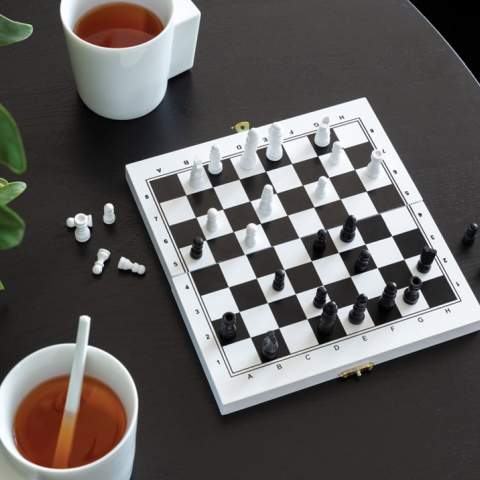 Warum ein Spiel kaufen, wenn Sie drei spielen können! Dieses 3-in-1-Set klassischer Brettspiele umfasst Schach, Dame und Backgammon. Das doppelseitige Multi-Brettspiel-Set bietet endlose Stunden Spaß; und logisches Denken und ist die perfekte Sonntagnachmittagsaktivität. Die Box enthält 2 Würfel, 30 Backgammon-Figuren und ein komplettes Schachspiel. Hergestellt aus FSC®-zertifiziertem Holz. Wird in einer FSC®-zertifizierten Geschenkverpackung aus Kraftpapier geliefert.