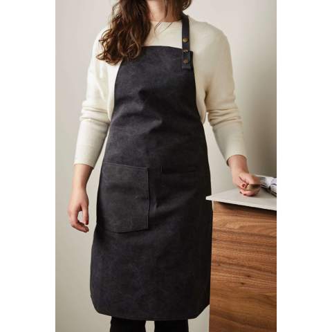 Tablier fabriqué à partir de matériaux recyclés vérifiés à 87 %. Ce tablier élégant constitue un accessoire de cuisine pratique et affiche d'un joli design : pas question de renoncer au style, même lorsque vous faites la cuisine ! Le tablier dispose d'une poche sur le devant et d'un passant pour accrocher des ustensiles ou des torchons, de sorte que vous ayez tout à portée de main quand vous êtes en train de cuisiner.  Le tour de cou du tablier est souple et ajustable, pour plus de confort. Fabriqué avec des matériaux recyclés certifiés GRS. La certification GRS garantit une chaîne d'approvisionnement entièrement certifiée pour les matériaux recyclés. Contenu recyclé sur la base du poids total de l'article. Ce produit contient 87% de coton/polyester recyclé.