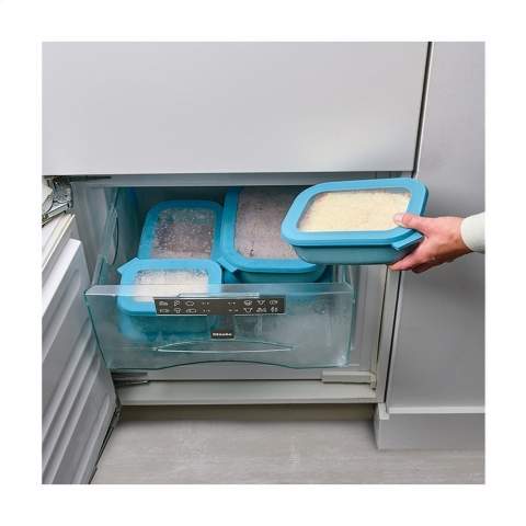Langlebige Frischhaltebox oder Lunchbox aus Kunststoff mit Deckel der Marke Mepal. Großzügiges Format. Geeignet zum Aufbewahren, aufwärmen und servieren von Speisen. Hochwertige Qualität und praktisch unzerbrechlich. Ideal für unterwegs oder für das Mittagessen in der Schule oder am Arbeitsplatz: von belegten Brötchen bis hin zu einer Mahlzeit, die Sie in der Mikrowelle aufwärmen. Die Cirqula ist luftdicht verschlossen, so dass der Inhalt lange Zeit frisch bleibt. Diese Multifunktionsbox ist für den Kühlschrank, das Gefrierfach und die Mikrowelle geeignet (mit Ausnahme des Deckels). Dank ihrer rechteckigen Form kann sie effizient gelagert werden. BPA-frei, für Lebensmittel zugelassen und auslaufsicher. Geruchs- und geschmacksneutral. Mit 2 Jahren Mepal-Garantie. Mit 2 Jahren Mepal-Garantie. Fassungsvermögen: 2.000 ml. Made in Holland.  LAGERBESTANDSINFORMATION: Bis zu 1.000 Stück innerhalb von 10 Arbeitstagen verfügbar. Ausnahmen vorbehalten.