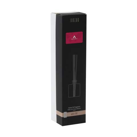 Geurstokjes van het merk Janzen, in de geur Skin 90. Via de speciale houten stokjes krijgt je favoriete parfum de kans zich te verspreiden door het huis. Geschikt voor elke gewenste kamer: van slaapkamer tot toilet, van kantoor tot keuken. Bepaal met het aantal stokjes zelf de geurintensiteit. Opgewekt en vrolijk, dat is Skin 90. De kersenbloesem heeft in Japan een haast heilige status. Met haar lichtroze blaadjes en aangename geur is de boom een waar feest voor de zintuigen. Het subtiele van de kersenbloesem wordt in dit parfum afgewisseld met het frisse van de lelie en het krachtige van de tonkaboon. Dit flacon van glas is gevuld met 200 ml parfumolie en wordt geleverd inclusief  stokjes. Per set in een geschenkdoos. Per set in doos.